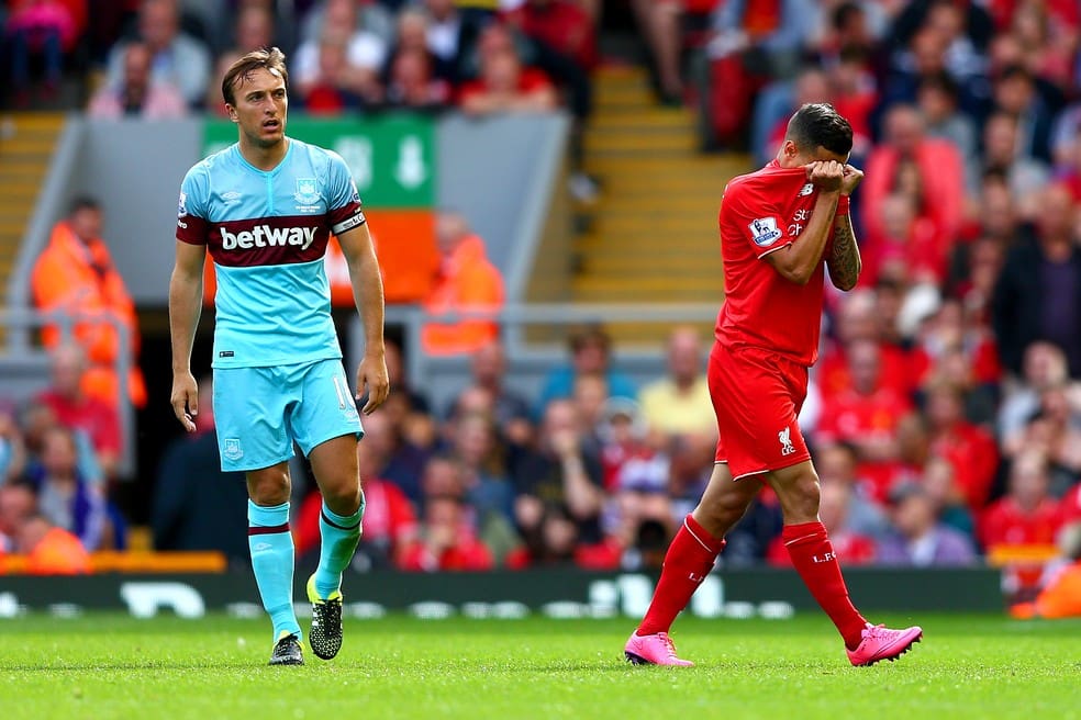 Philippe Coutinho expulso num Liverpool x West Ham em 2015 — Foto: Clive Mason/Getty Images