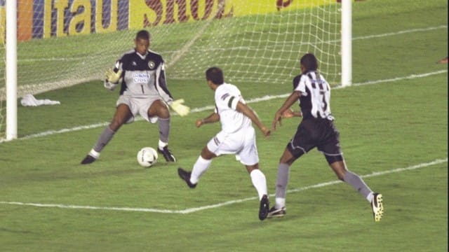 De canhota, Romário marca um dos sete gols em cima do Botafogo Foto: Arquivo Globo