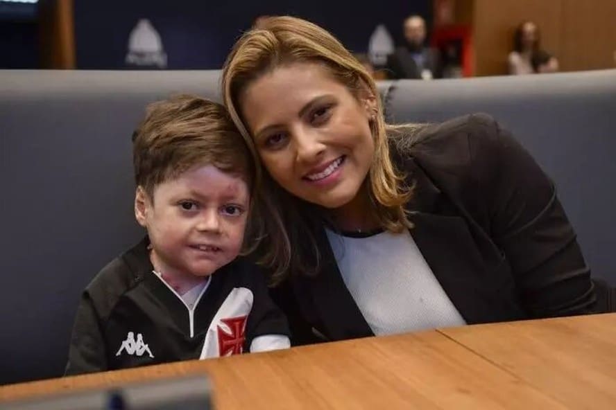Mãe do menino Gui foi alvo de críticas e ofensas nas redes sociais — Foto: Divulgação