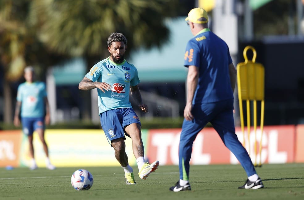 Douglas Luiz sob os olhares de Dorival Júnior, em treino da seleção brasileira — Foto: Rafael Ribeiro / CBF