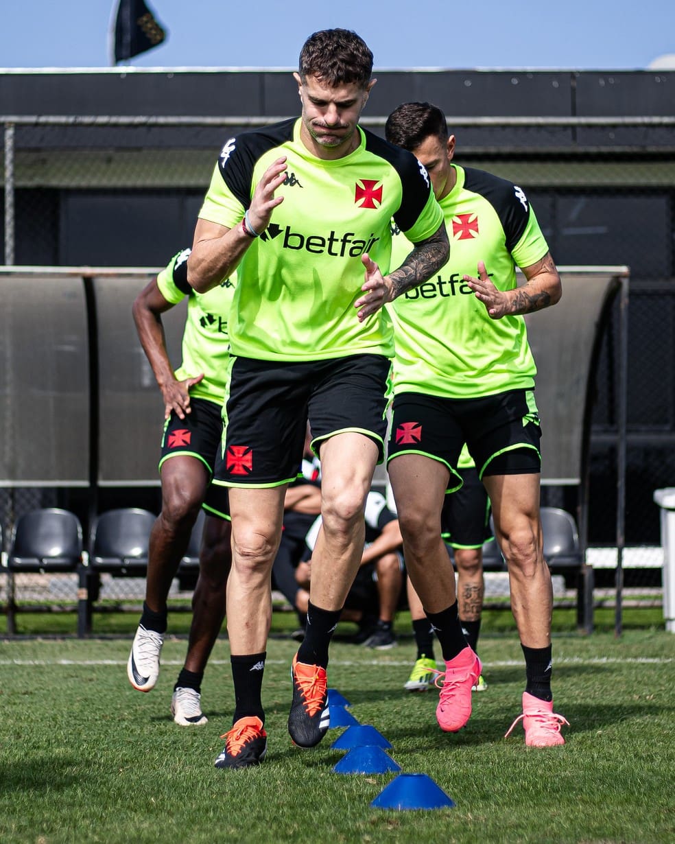 Vegetti em ação no treino do Vasco nesta sexta-feira — Foto: Leandro Amorim / CRVG