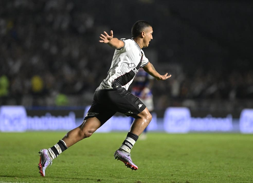 Mateus Carvalho comemora gol do Vasco contra o Fortaleza — Foto: André Durão