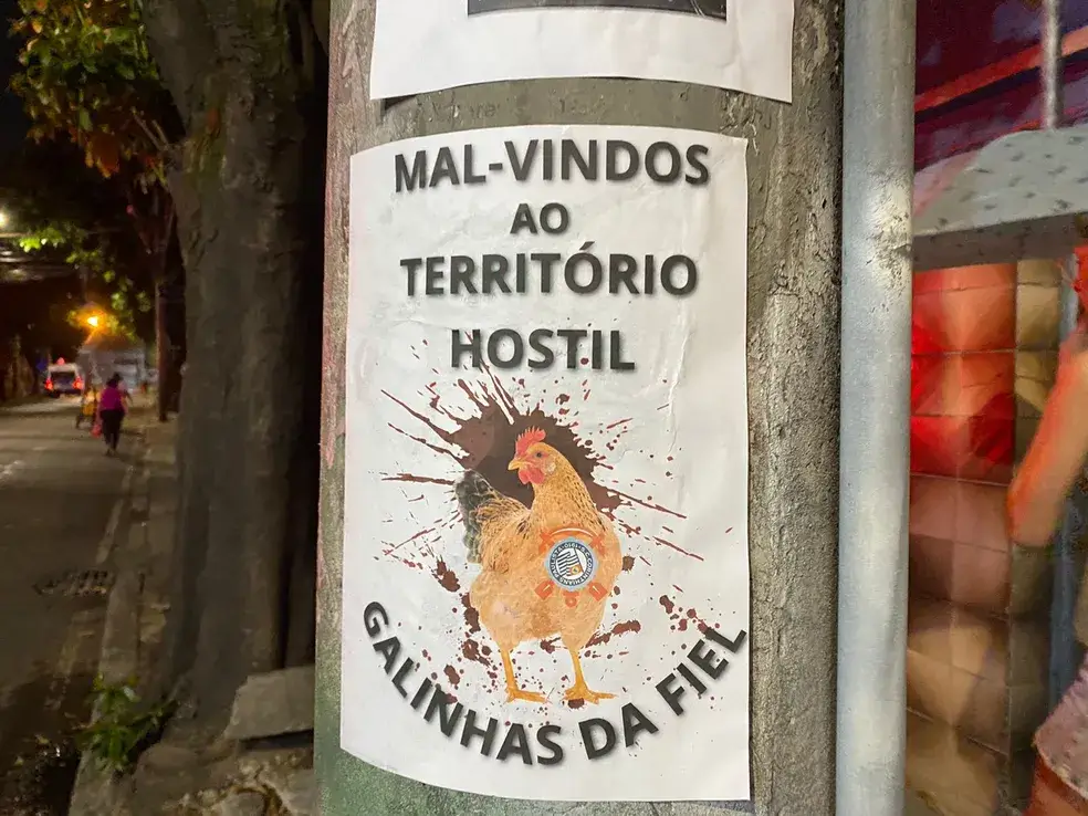 Faixas ameaçadoras aos torcedores do Corinthians nas proximidades de SJ