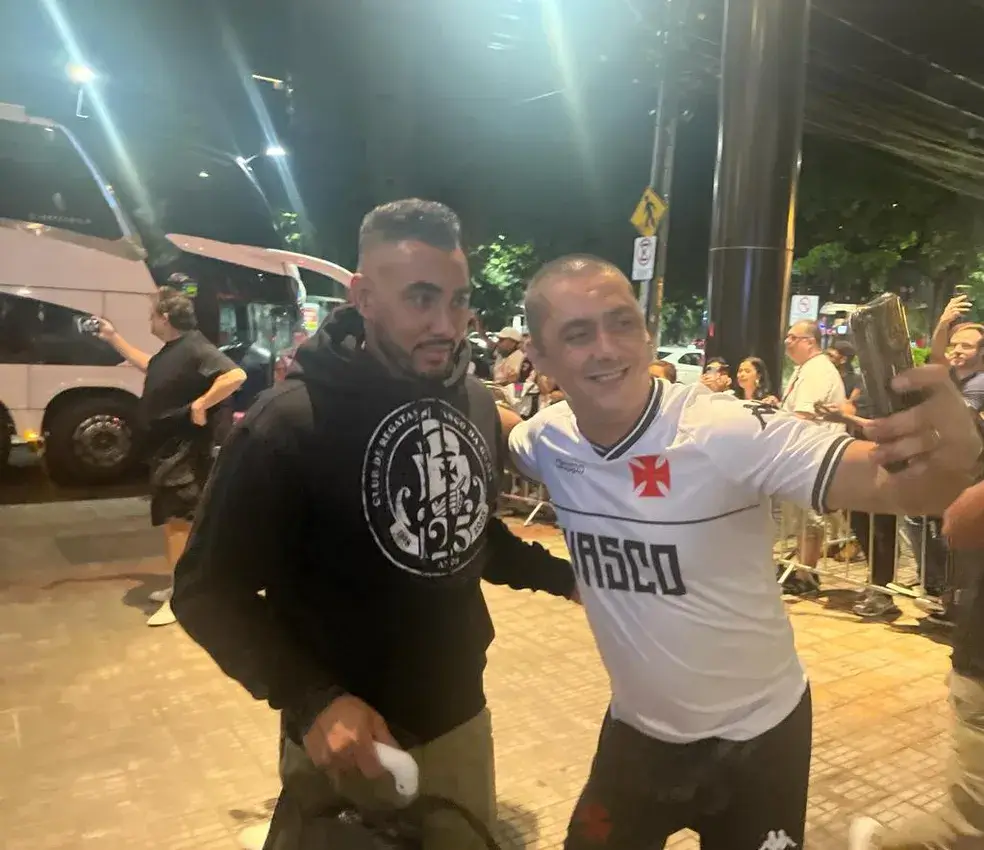 Payet na chegada a Belo Horizonte